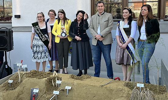 Verena Wenger, Bayerische Kartoffelkönigin, Claudia Westner, Vorsitzende des Spargelerzeugerverbands Südbayern, Carolin Meyer, Fränkische Weinkönigin, Agrarministerin Michaela Kaniber, Ministerpräsident Dr. Markus Söder, die Schrobenhausener Spargelkönigin Annalena Fischhaber und Kommunalreferentin Kristina Frank (©Foto: Martin Schmitz)